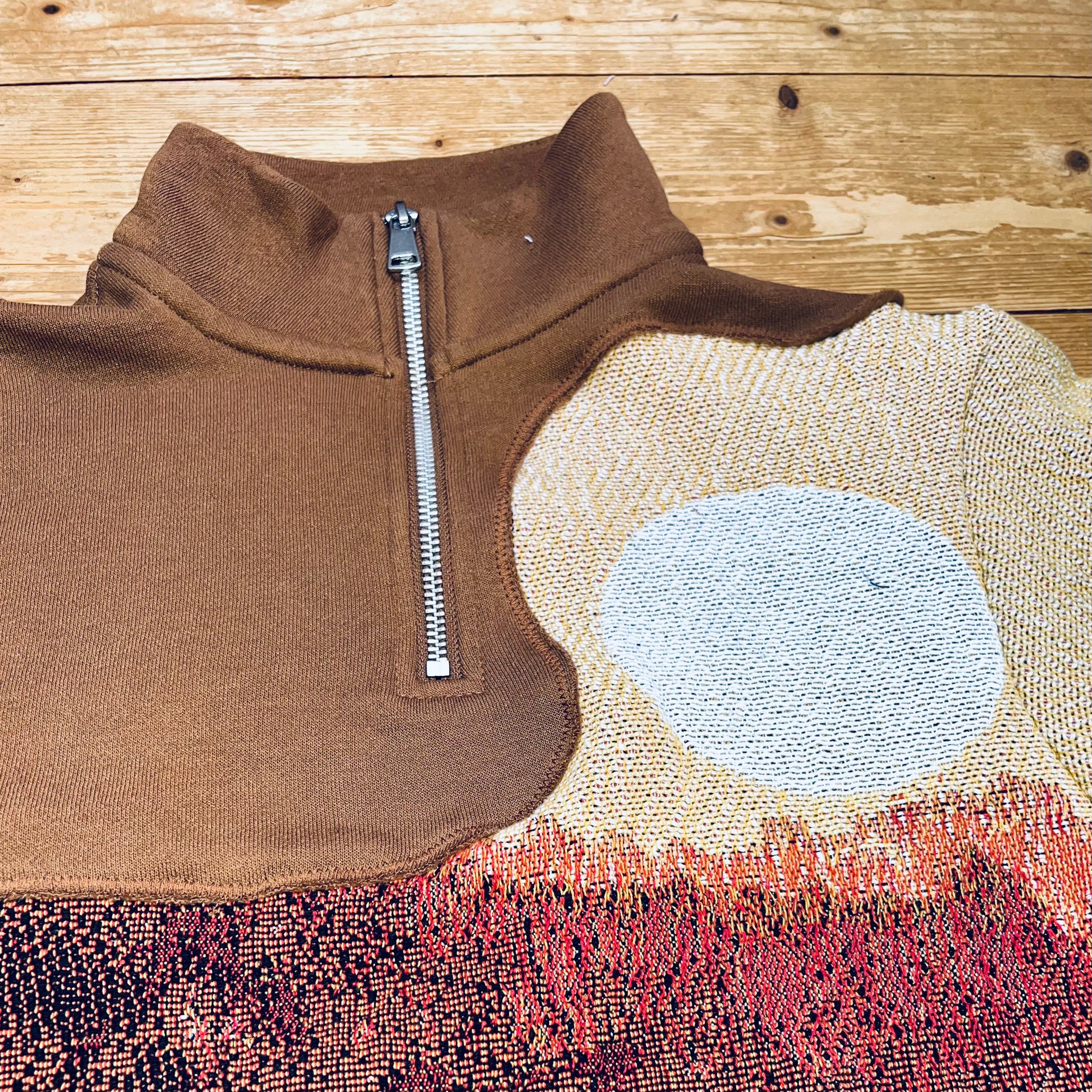 Nahaufnahme Half-Zip Kragen und Übergang vom braunen Baumwollstoff zum gewebten Solar Flower Motiv mit Sonnenkreis – Recrafted Unikat von Sun Seam Studio