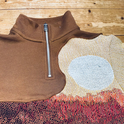 Nahaufnahme Half-Zip Kragen und Übergang vom braunen Baumwollstoff zum gewebten Solar Flower Motiv mit Sonnenkreis – Recrafted Unikat von Sun Seam Studio