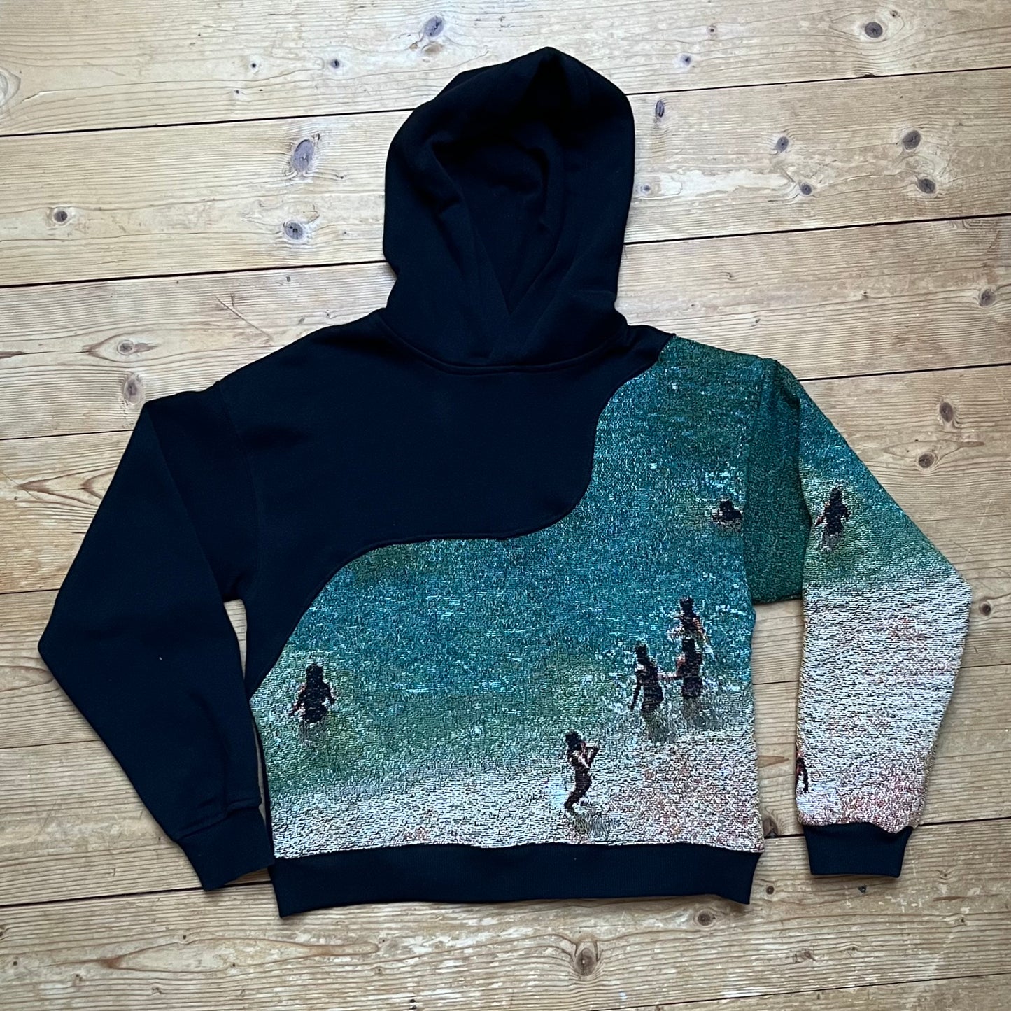 Vorderansicht des Recrafted Beach Days Cropped Hoodie von Sun Seam Studio – großflächiges handvernähtes Beach Days Motiv mit Silhouetten und türkis-sandigem Farbverlauf auf schwarzer Basis